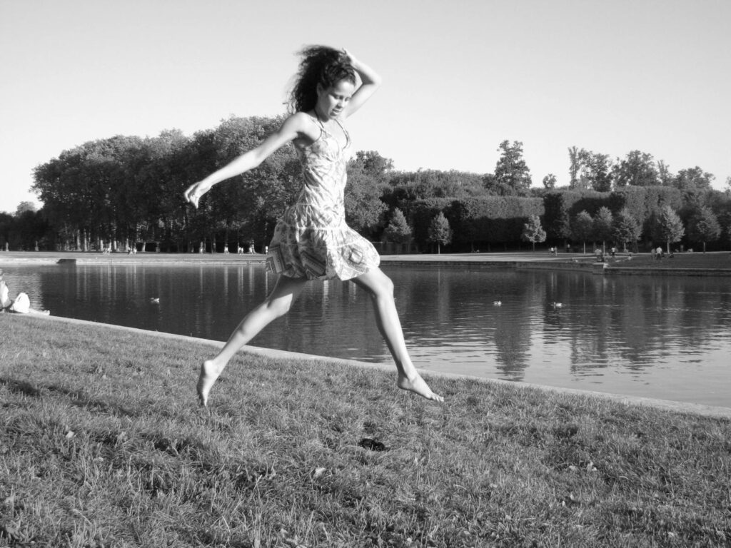 Sobre Mim mulher de vestido saltando. Chateau de Versailles jardin. Ingrid Verissimo. Sem Delongas Blog
