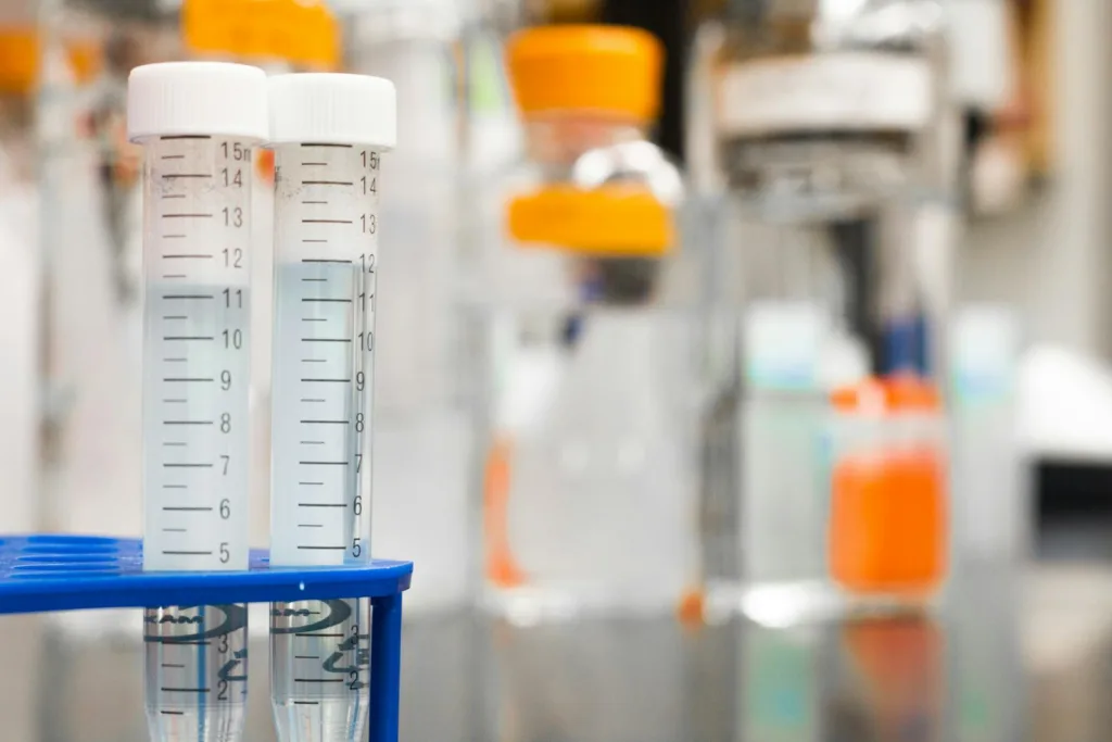 dois tubes de ensaio sobre a bancada de um laboratorio